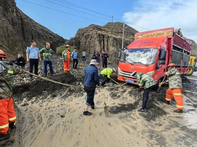 独库公路库车段突发泥石流交警联合多部门全力保畅通！