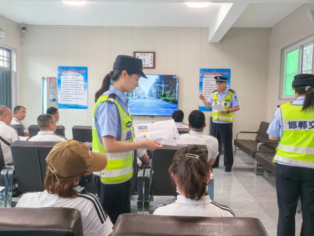 河北交警走进客运枢纽站，交通安全不放松 | 夏季行动
