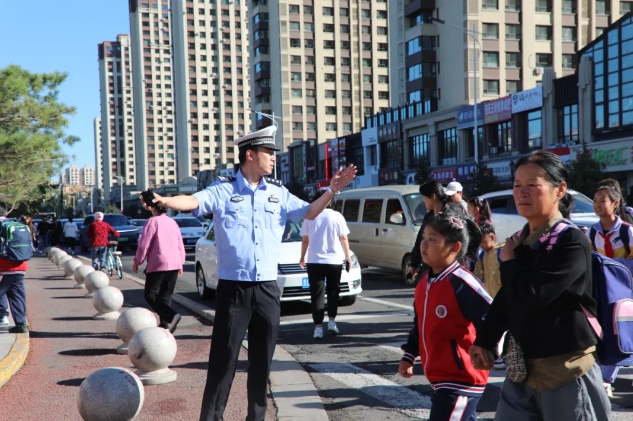 开学第一课丨“警”然有序 佳木斯公安交警站好“护学第一岗” 上好“开学第一课”