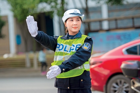 交警故事｜王丹：方寸窗口间书写丹心为民情