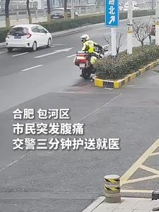 突发腹痛，交警三分钟护送就医！