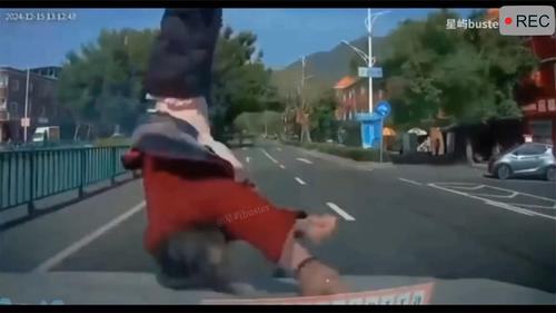 这样横穿马路？瞬间悲剧了！ 