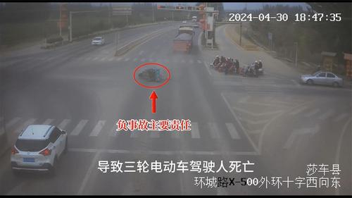 想刹车来不及了，当场被大货车爆头！