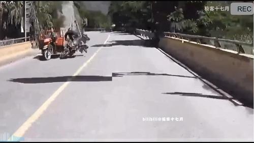 摩托车没想到惨遭双杀，行车记录仪记录事故瞬间！