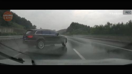 雨天不减速，事故瞬间找上来！