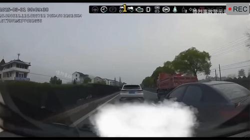 变道看都不看，没想到落下这样结局！