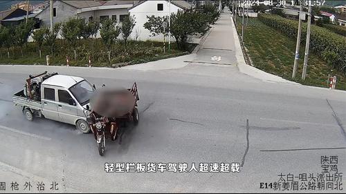 路口要左右瞭望，疏忽大意祸事来了！
