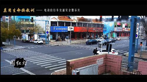 不戴头盔，还带孩子闯红灯？