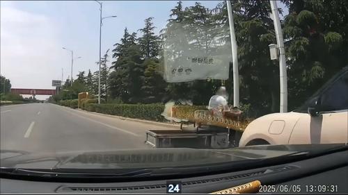 躲过第一辆没躲过第二辆，这教训这辈子不会忘！