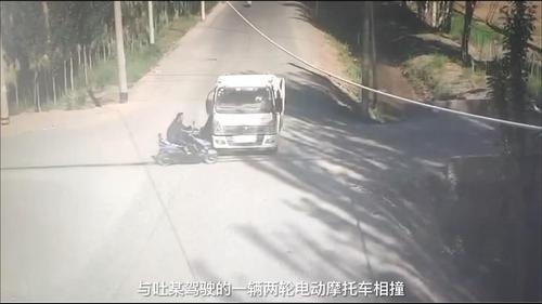 头盔也不戴，这画面看起来很疼！