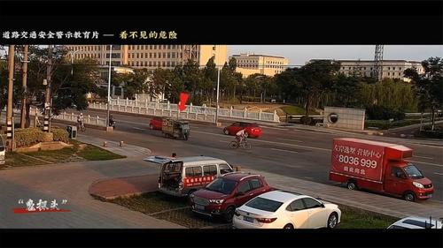 过马路要左顾右看，横穿不看车祸事来了！