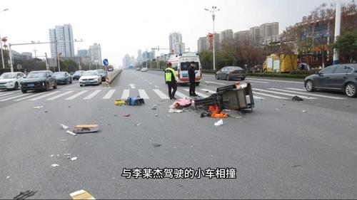 当抢黄灯遇上闯红灯，这画面让人无法直视！