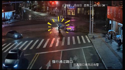 闯红灯把后座人连累了，这后悔药上哪买？