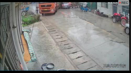 雨天路滑，务必谨慎慢行！