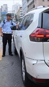 摘牌子成瘾，这事儿可不能惯着。#交通安全知识点 #法润平安文明相伴 #文明交通携手共创