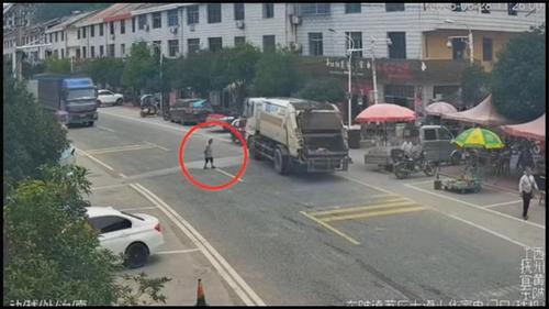 这起事故告诫你：别把命往盲区里送！