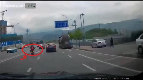 车流中非要彰显我与别人不一样，这结局预料之中！