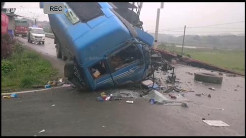 货车“摆尾”要人命，雨天务必谨慎驾驶！