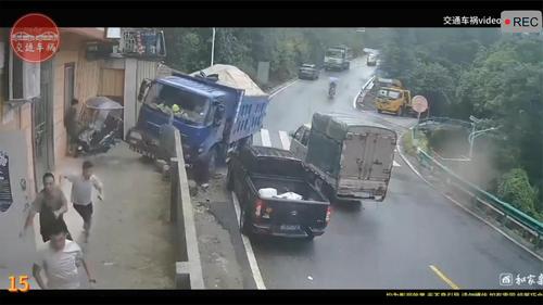 货车开始慌了，画面瞬间失控了！