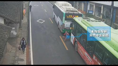 千万叮嘱孩子，马路不能这样横穿！