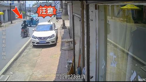 少年无证驾驶酿祸事，监控记录事故瞬间！