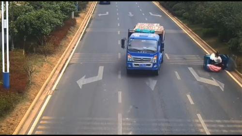 变道哪怕多看一眼，也不会发生这样悲剧！