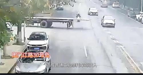 拖拉机违规超长载货，下一秒事故画面触目惊心！