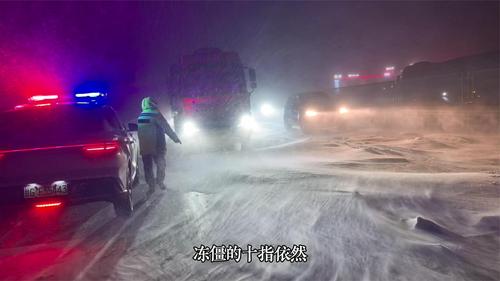 11月23日夜，甘肃张掖遭遇强风雪，公安交警彻夜守护道路平安。
