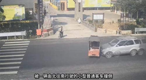 路口转弯疏忽观察，下一秒悲剧突降！