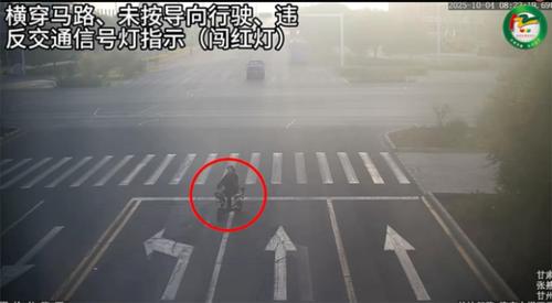 女子漠视交通法规，下一秒便付出惨痛代价！