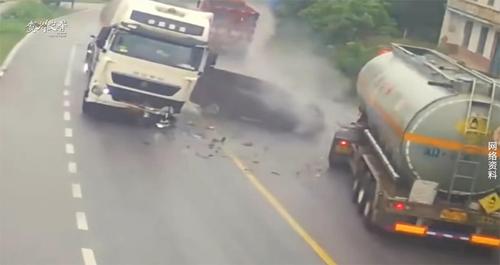 小车弯道超车，没想到后果这么惨！