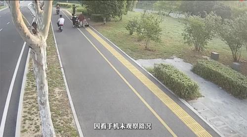 电动车看手机，危险降临就在瞬间！