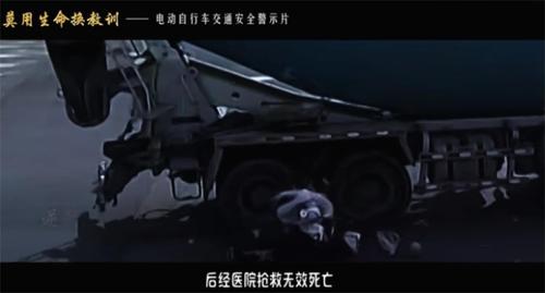 电动车逆行闯红灯，危险瞬间降临了！