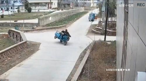 不戴头盔转弯不减速，惨痛教训就在眼前！