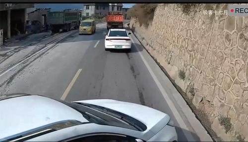 货车鸣笛示警，小车强行变道酿事故！