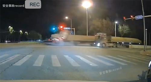 无视信号灯，两辆货车违法通行酿事故！