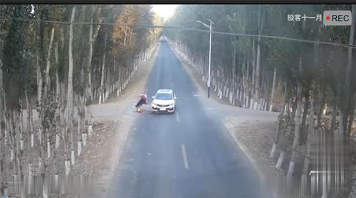 路口要注意观察，不管不顾事故就来了！