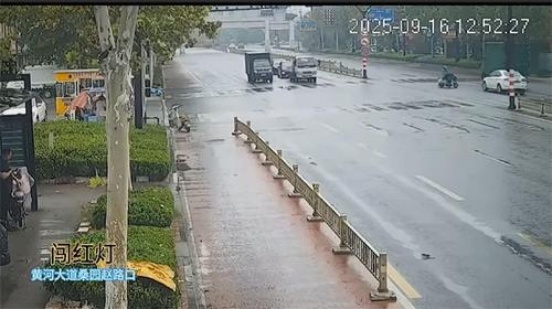 头盔只戴不系，关键时刻没能护住性命！