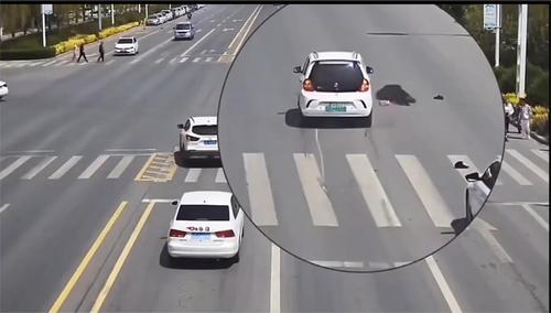 头盔未戴还闯红灯，老人侥幸换来致命后果！