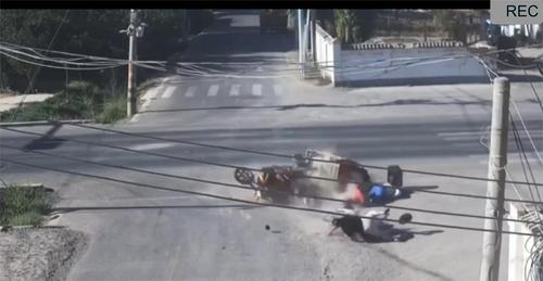 不戴头盔闯红灯，这结局两败俱伤！