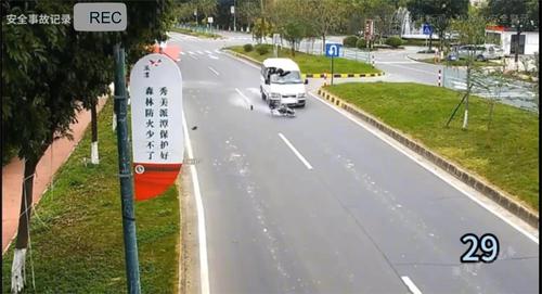 路口观察别偷懒，莽撞通行祸上门！