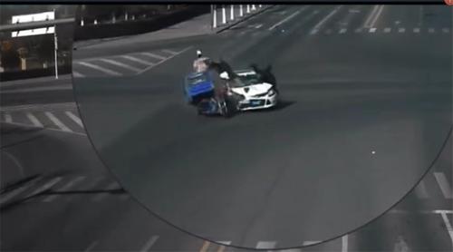 把红灯当儿戏，悲剧就在一瞬间！