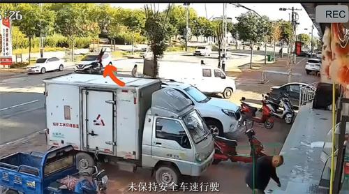 路口未减速碰上转弯不让行，监控记录惊魂一刻！