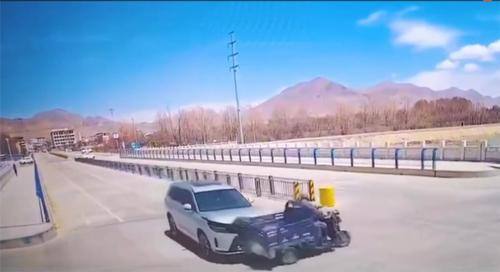 路口疏忽没细看，“飞车” 窜出秒出祸！