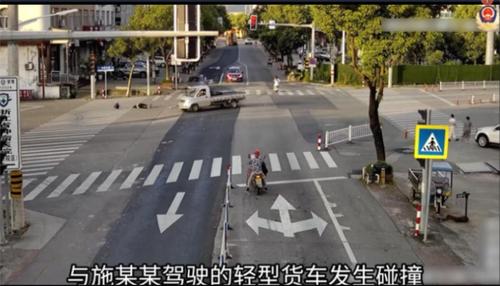电动车闯红灯遇货车未减速，路口违规引发致命悲剧！