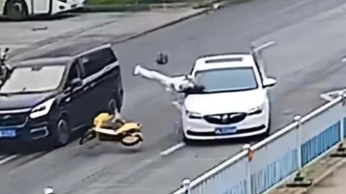 头盔不戴随意穿行，危险瞬间降临！