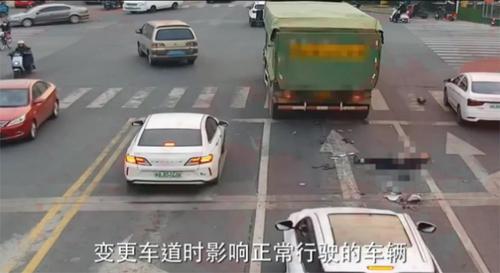 无证驾驶路口随意转弯，货车盲区酿成致命惨剧！