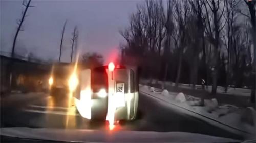 雪天路滑注意减速，保持车距谨防二次事故！