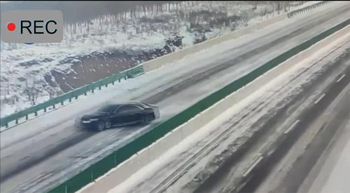 雪天路滑莫超速，急刹猛踩事故来！