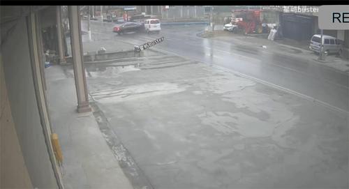 路口减速让右，任性抢行必酿祸！